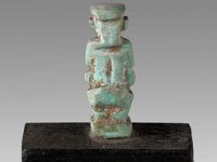 Aeg F 99 RS  Aeg F 99, Rückseite , Dritte Zwischenzeit – Spätzeit, Patäke, Hellgrüne Fayence, H 1,7 cm, B 1,1 cm, T 0,7 cm : Bestandskatalog Ägypten, Museumsfoto: Claus Cordes